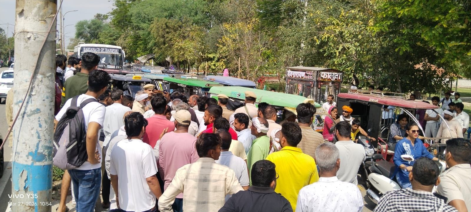 27जेएनडी05: गोहाना रोड पर बीच सड़क बैठकर जाम लगा रहे सिलिंडर लेने आए उपभोक्ता। स्रोत : उपभोक्ता 27जेएनडी05: गोहाना रोड पर बीच सड़क बैठकर जाम लगा रहे सिलिंडर लेने आए उपभोक्ता। स्रोत : उपभोक्ता