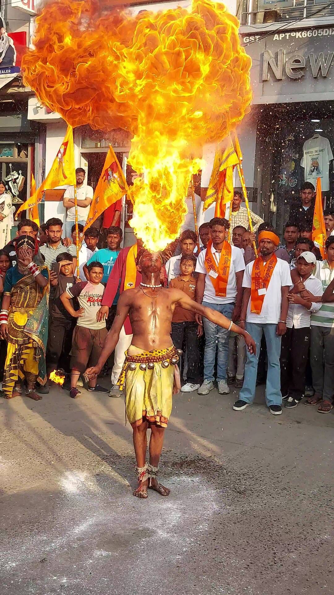 27जेएनडी29: शोभायात्रा में ध्वज उठाकर चलती महिलाएं। संवाद। 27जेएनडी29: शोभायात्रा में ध्वज उठाकर चलती महिलाएं। संवाद।