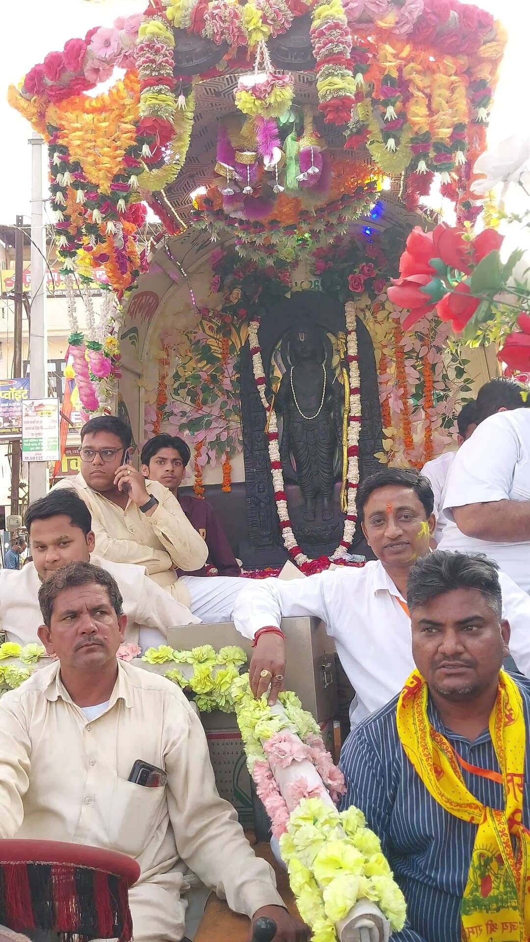27जेएनडी29: शोभायात्रा में ध्वज उठाकर चलती महिलाएं। संवाद। 27जेएनडी29: शोभायात्रा में ध्वज उठाकर चलती महिलाएं। संवाद।