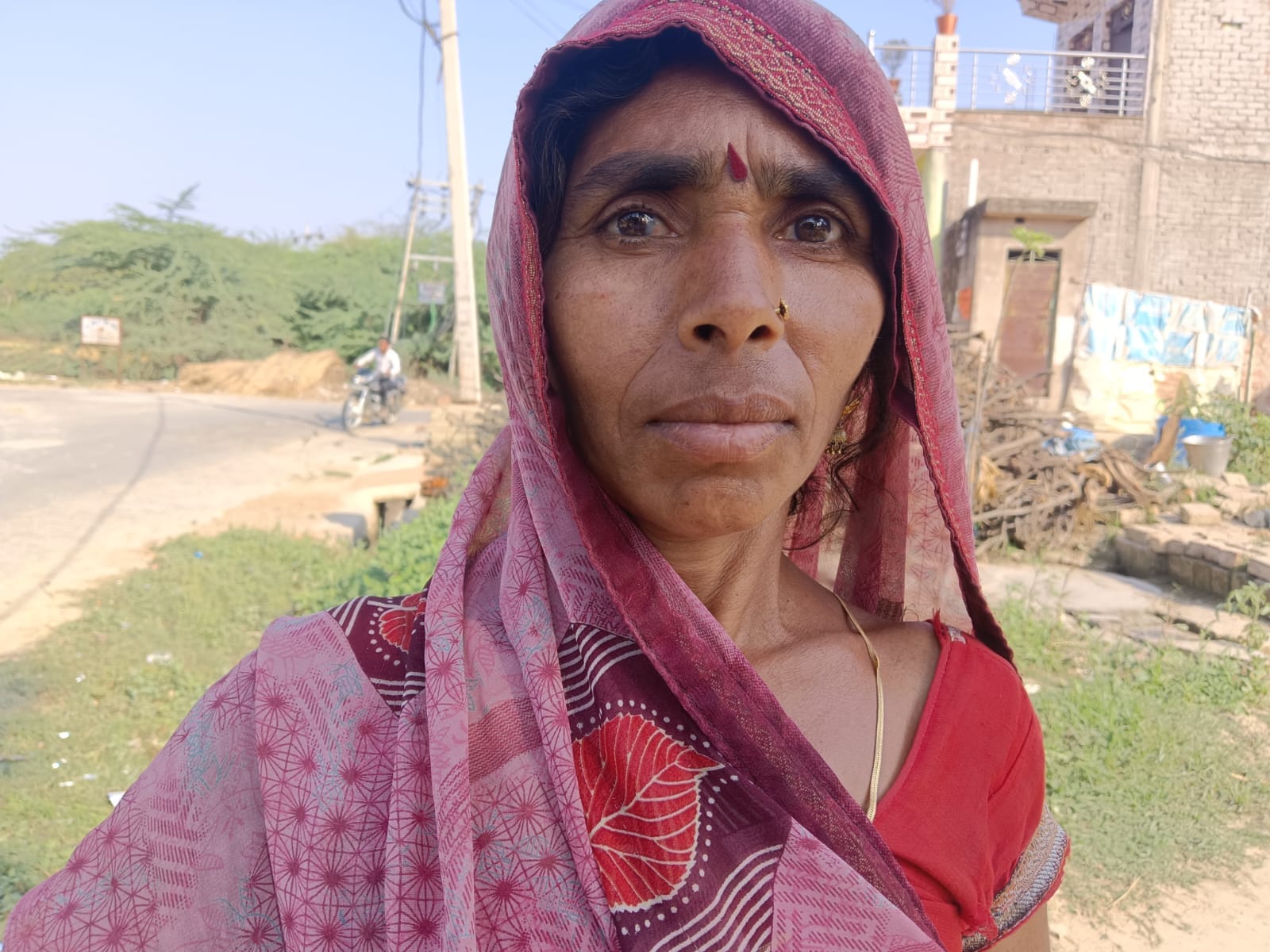 अनेठी गांव में कारोबारी के घर में घड़े व जर्किन में सिरका बनने के लिए रखा हुआ गन्ने का रस। संवा