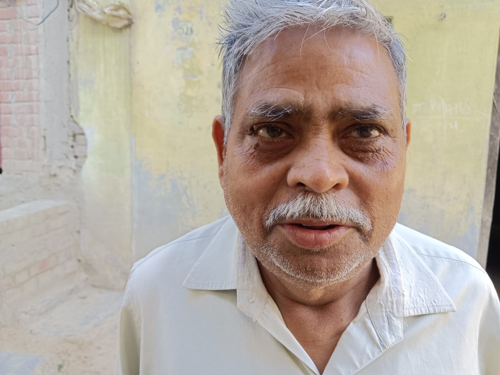 अनेठी गांव में कारोबारी के घर में घड़े व जर्किन में सिरका बनने के लिए रखा हुआ गन्ने का रस। संवा