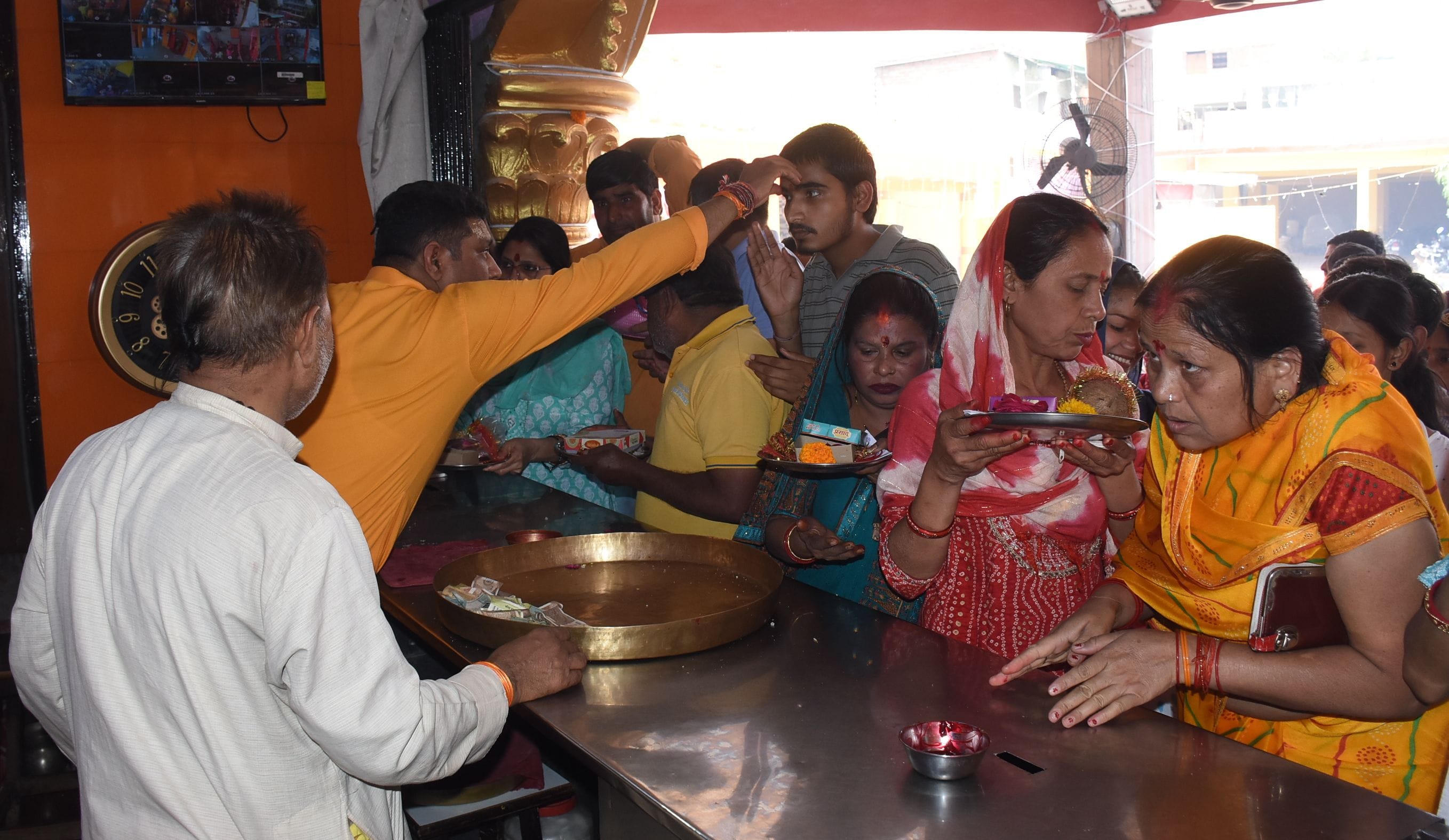 अष्टमी पर हुआ कन्याओं का पूजन