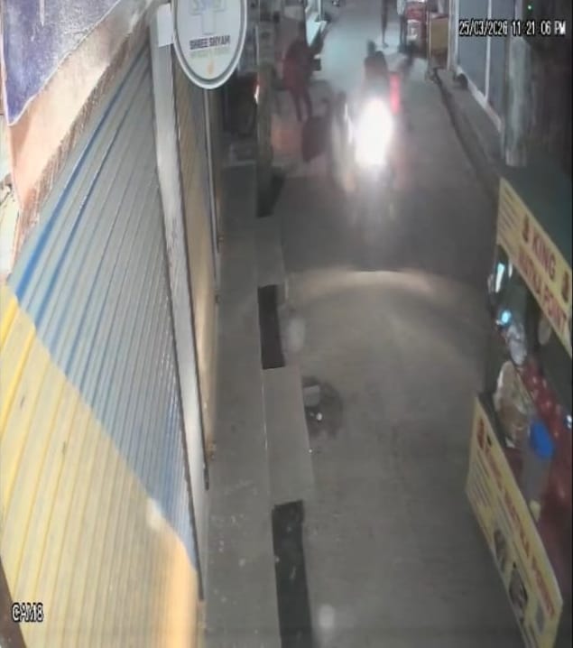 बैग छीनकर भाग रहे आरोपी की सीसीटीवी फुटेज।