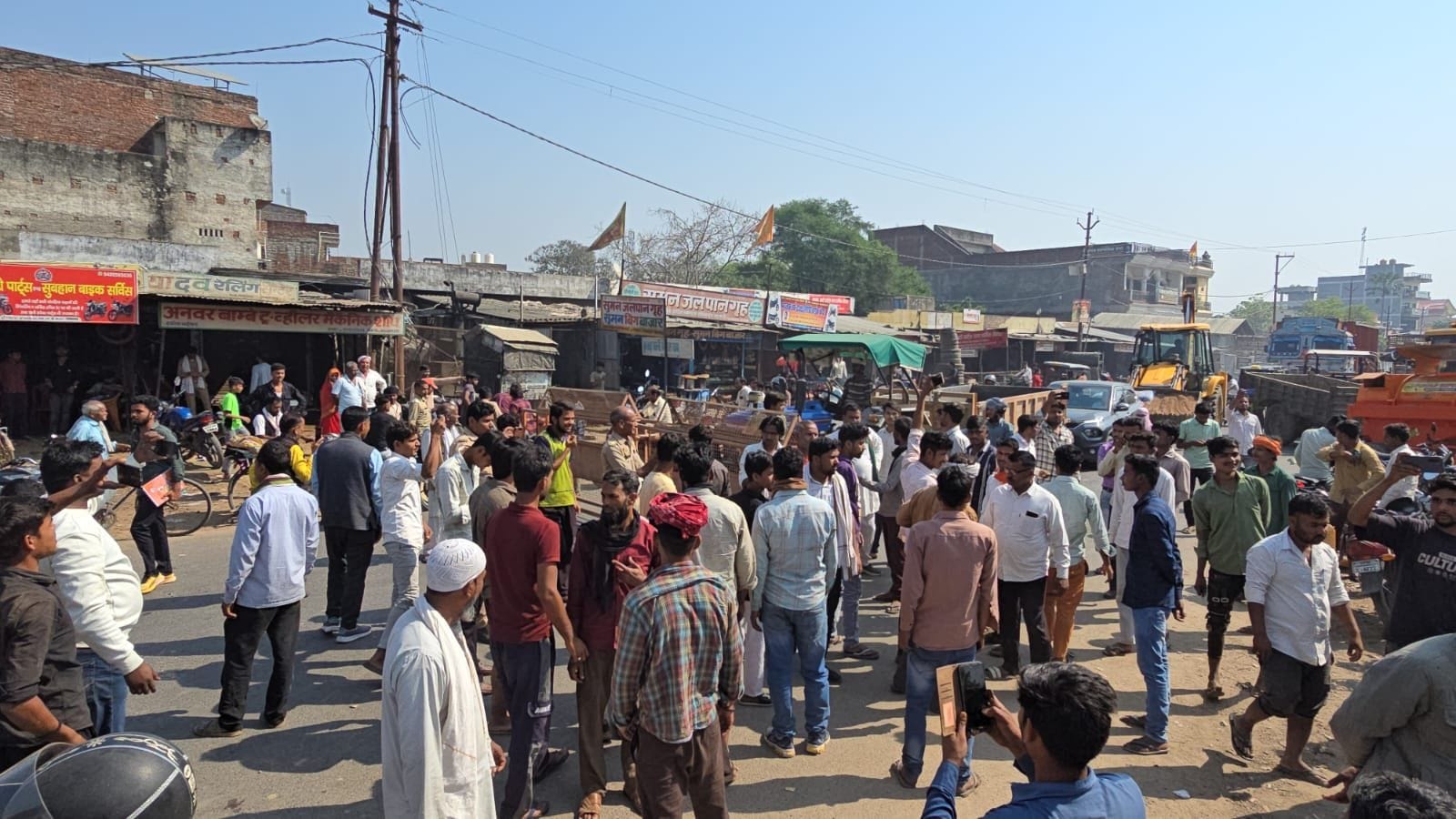 भिनगा के दहाना स्थित हिंदुस्तान पेट्रोलियम के पंप पर डीजल-पेट्रोल के लिए उमड़ी भीड़ भिनगा के दहाना स्थित हिंदुस्तान पेट्रोलियम के पंप पर डीजल-पेट्रोल के लिए उमड़ी भीड़