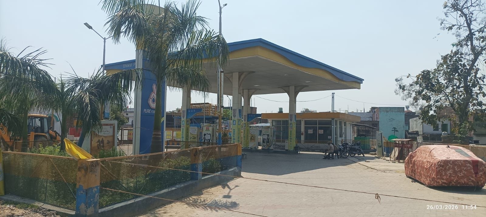 भिनगा के दहाना स्थित हिंदुस्तान पेट्रोलियम के पंप पर डीजल-पेट्रोल के लिए उमड़ी भीड़ भिनगा के दहाना स्थित हिंदुस्तान पेट्रोलियम के पंप पर डीजल-पेट्रोल के लिए उमड़ी भीड़