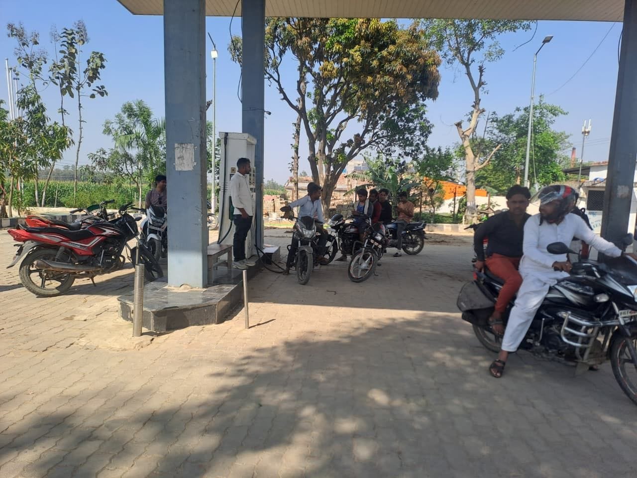 भिनगा के दहाना स्थित हिंदुस्तान पेट्रोलियम के पंप पर डीजल-पेट्रोल के लिए उमड़ी भीड़ भिनगा के दहाना स्थित हिंदुस्तान पेट्रोलियम के पंप पर डीजल-पेट्रोल के लिए उमड़ी भीड़