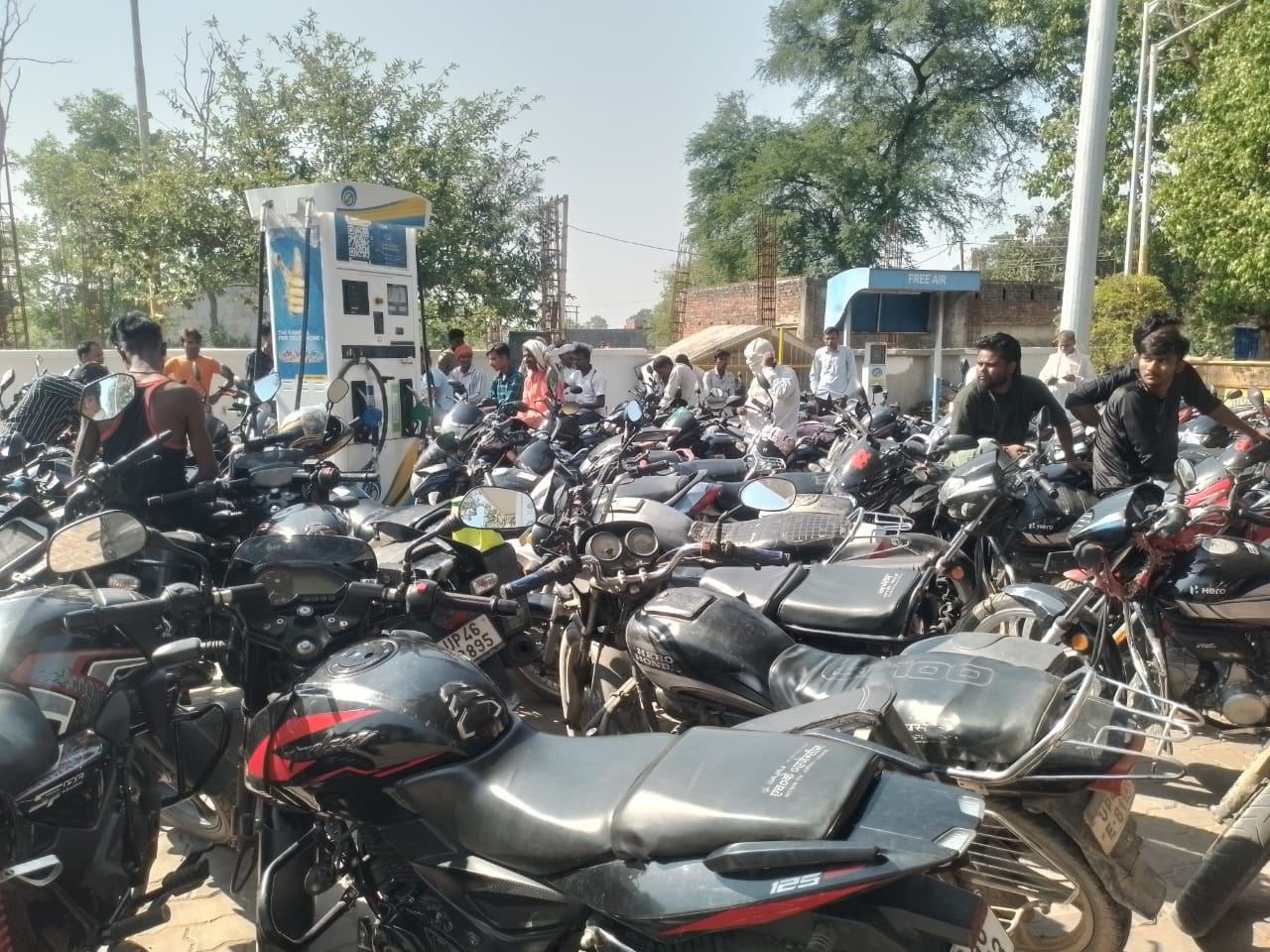 भिनगा के दहाना स्थित हिंदुस्तान पेट्रोलियम के पंप पर डीजल-पेट्रोल के लिए उमड़ी भीड़ भिनगा के दहाना स्थित हिंदुस्तान पेट्रोलियम के पंप पर डीजल-पेट्रोल के लिए उमड़ी भीड़