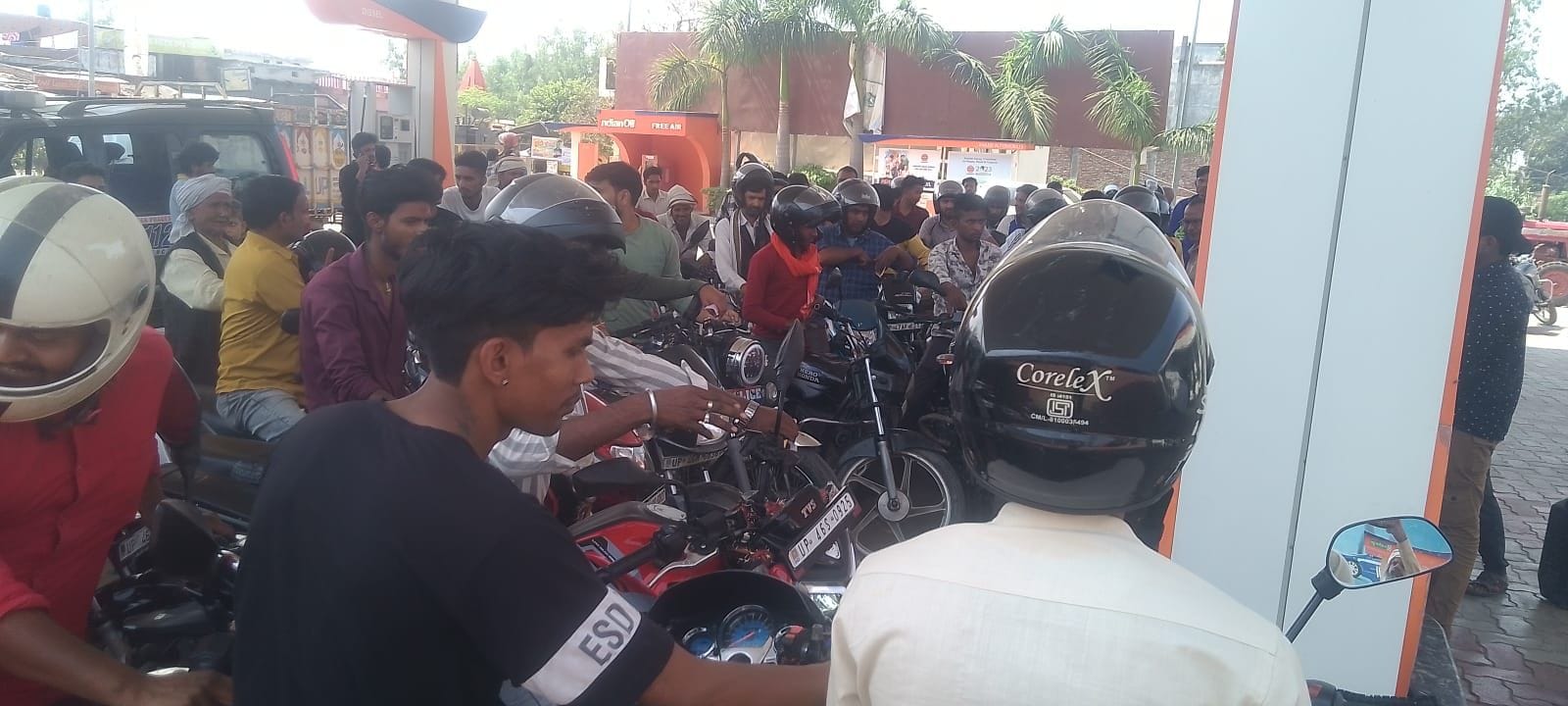 भिनगा के दहाना स्थित हिंदुस्तान पेट्रोलियम के पंप पर डीजल-पेट्रोल के लिए उमड़ी भीड़ भिनगा के दहाना स्थित हिंदुस्तान पेट्रोलियम के पंप पर डीजल-पेट्रोल के लिए उमड़ी भीड़