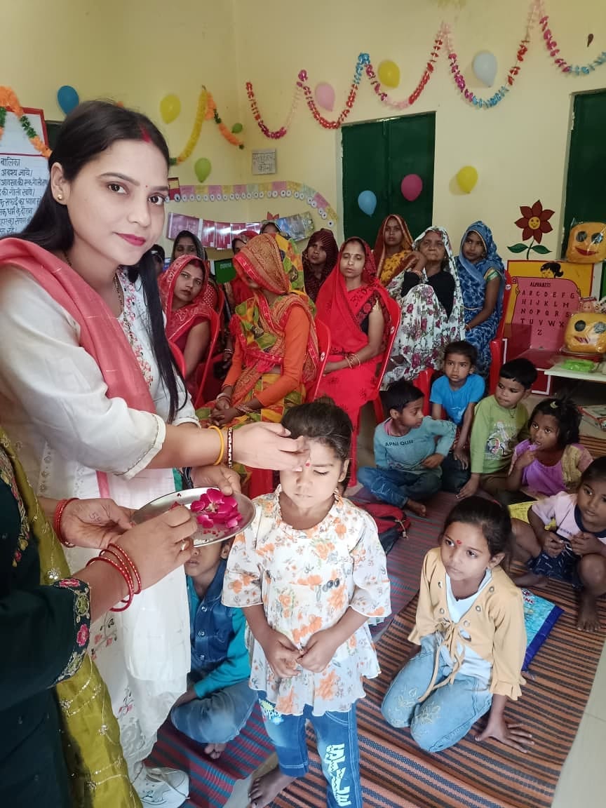 ब्लॉक क्षेत्र के महराज नगर स्कूल में बच्चों का सम्मान करते शिक्षक। स्रोत : शिक्षक।