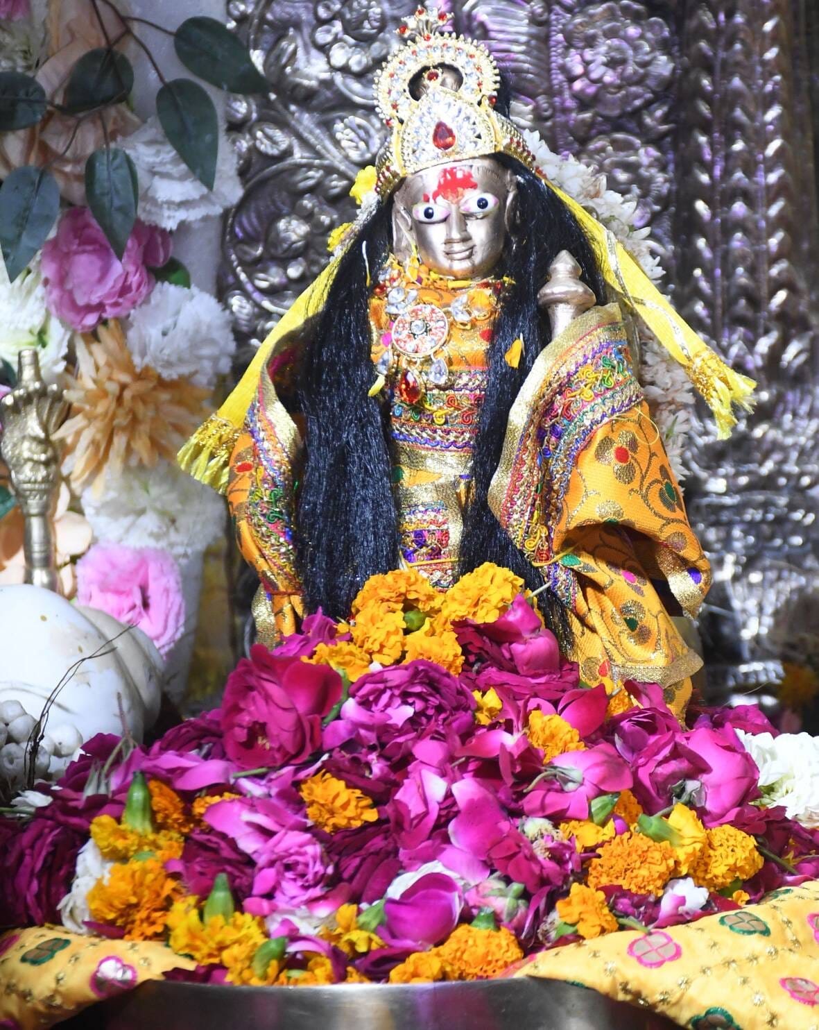 चौक स्थित मठ श्री बड़ी काली जी मंदिर में उमड़े भक्त। चौक स्थित मठ श्री बड़ी काली जी मंदिर में उमड़े भक्त।