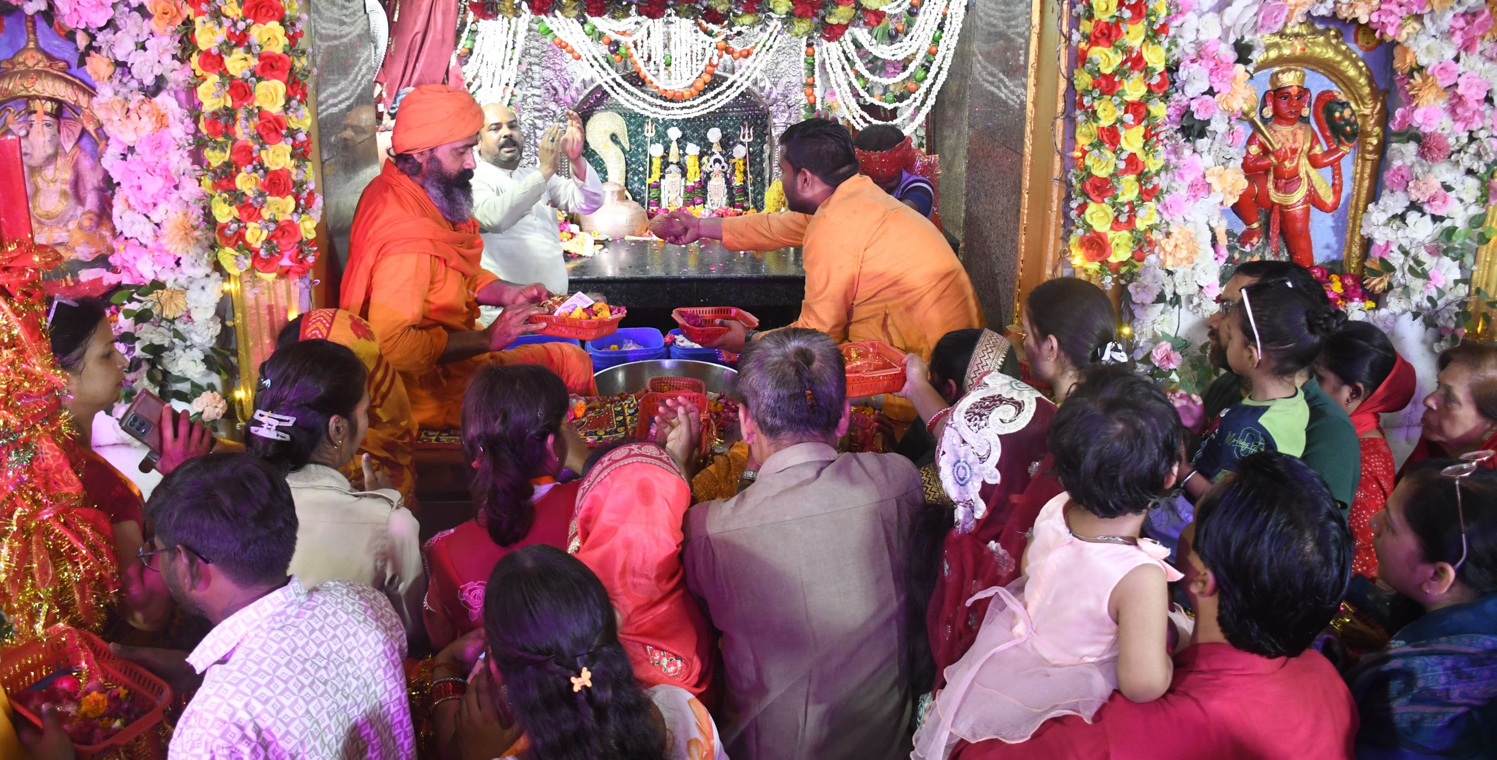 चौक स्थित मठ श्री बड़ी काली जी मंदिर में उमड़े भक्त। चौक स्थित मठ श्री बड़ी काली जी मंदिर में उमड़े भक्त।