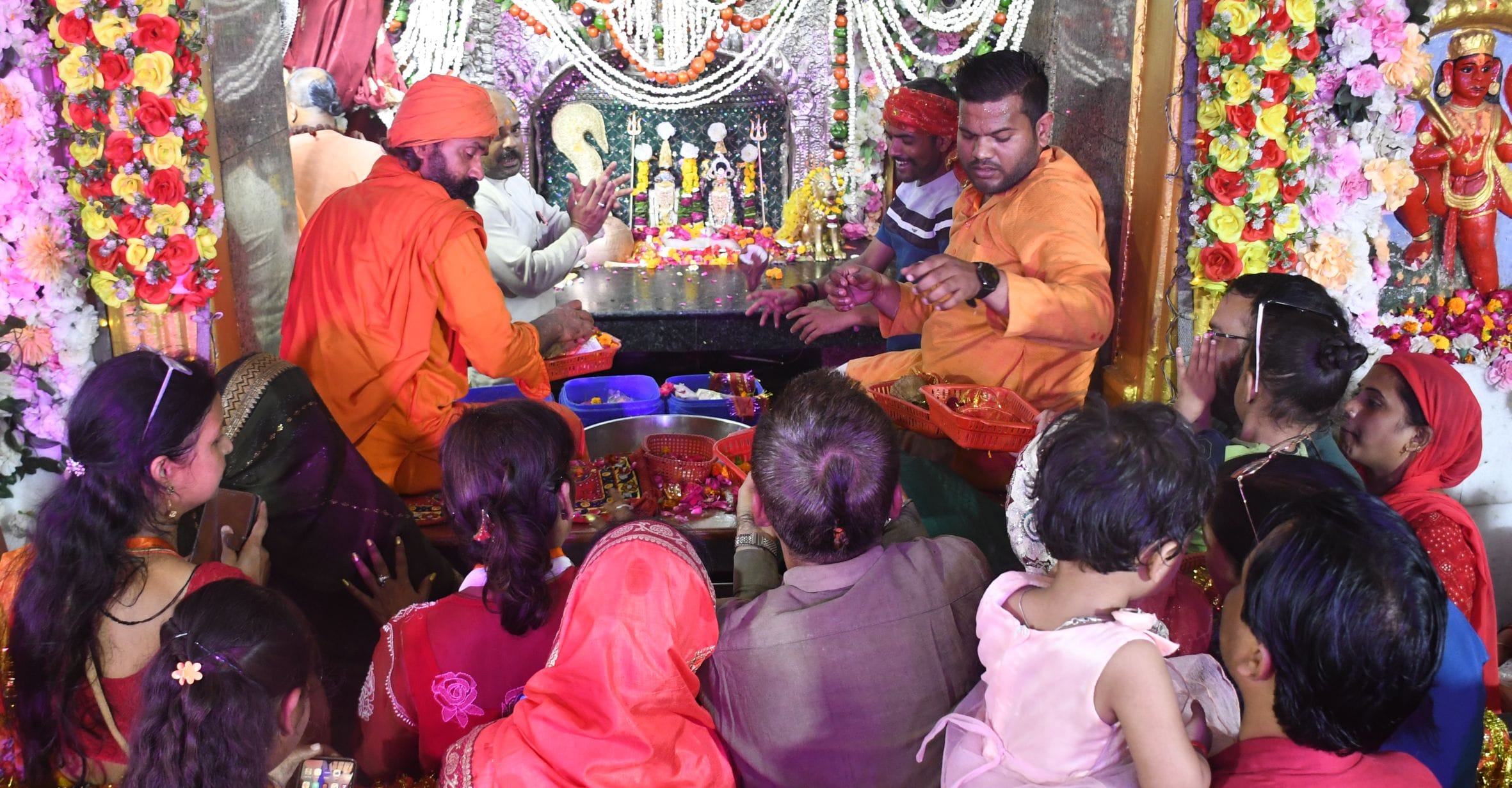 चौक स्थित मठ श्री बड़ी काली जी मंदिर में उमड़े भक्त। चौक स्थित मठ श्री बड़ी काली जी मंदिर में उमड़े भक्त।