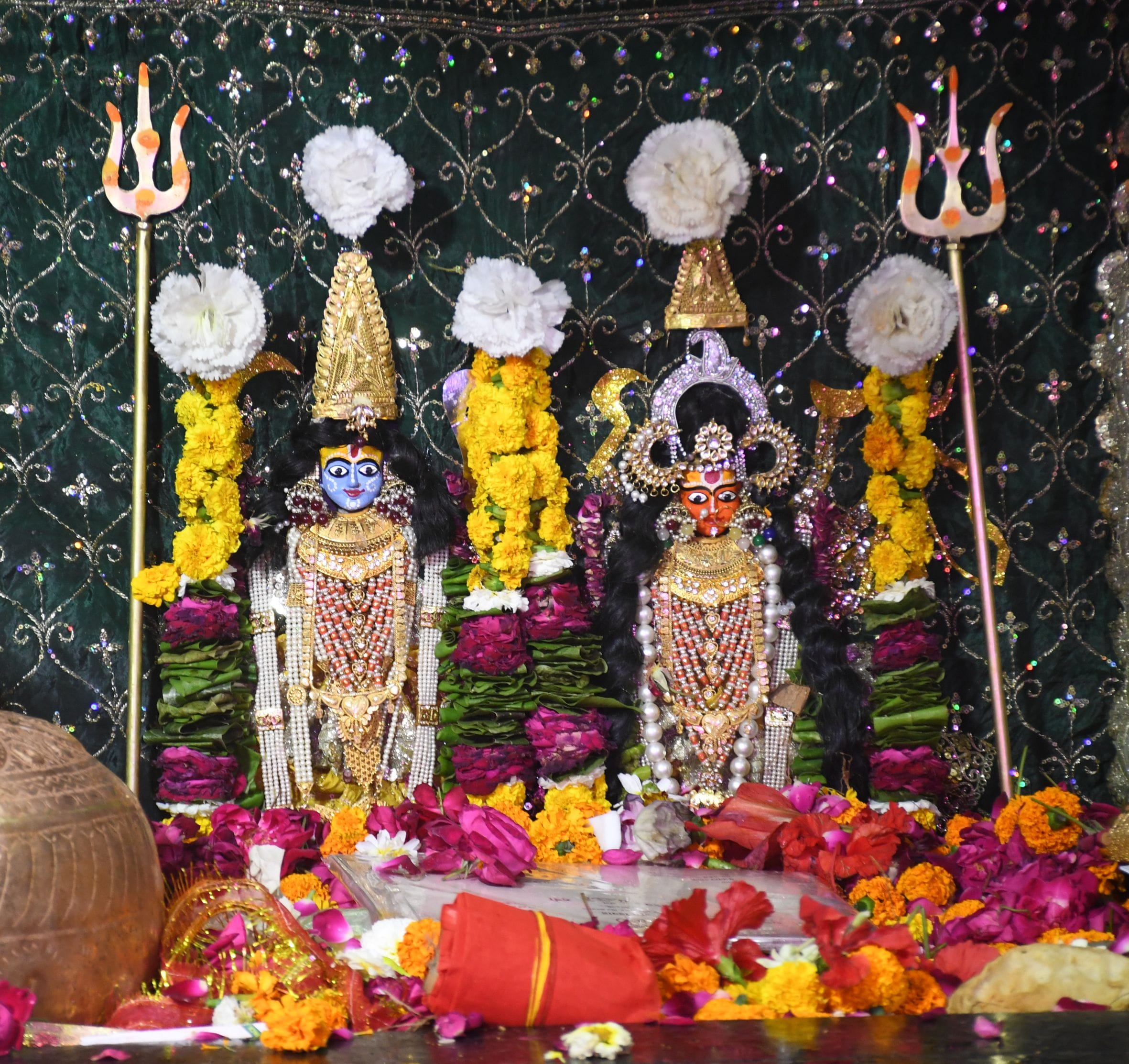 चौक स्थित मठ श्री बड़ी काली जी मंदिर में उमड़े भक्त। चौक स्थित मठ श्री बड़ी काली जी मंदिर में उमड़े भक्त।