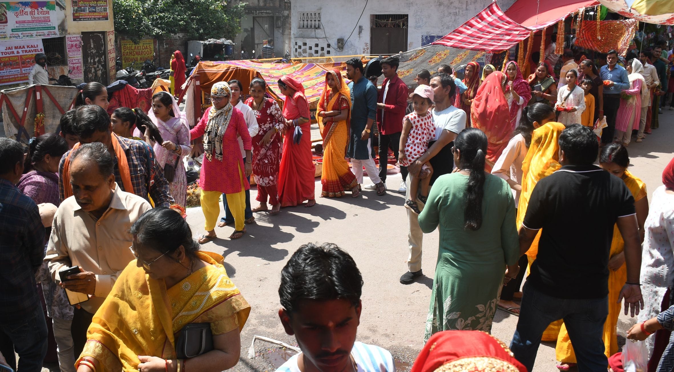 चौक स्थित मठ श्री बड़ी काली जी मंदिर में उमड़े भक्त। चौक स्थित मठ श्री बड़ी काली जी मंदिर में उमड़े भक्त।