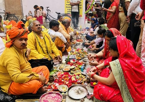 चैत्र नवरात्र की नवमी पर भक्तों ने हवन किया। कन्याओं का पूजन करके भोजन कराकर दक्षिणा दी गई। सं