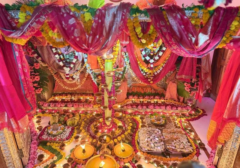 चंद्रिका देवी मंदिर में भक्तों की भारी भीड़ उमड़ी चंद्रिका देवी मंदिर में भक्तों की भारी भीड़ उमड़ी