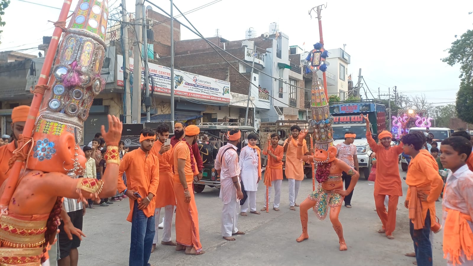 छावनी के हाथीखाना स्थित प्राचीन श्री कैलाश मंदिर से निकाली गई शोभायात्रा में हनुमान की झांकी। स छावनी के हाथीखाना स्थित प्राचीन श्री कैलाश मंदिर से निकाली गई शोभायात्रा में हनुमान की झांकी। स