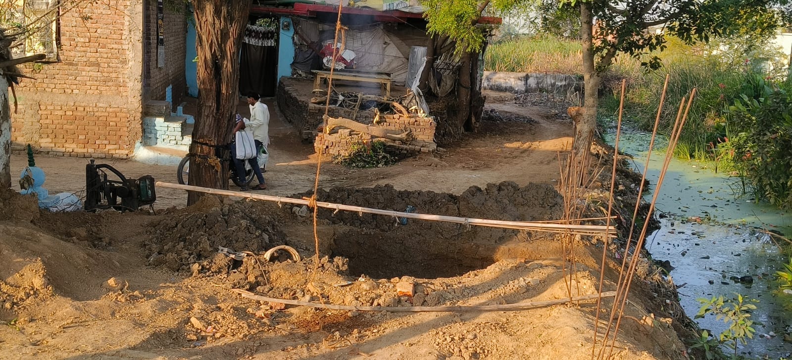 फोटो - 03 बाइक से पानी लाता हुआ युवक। संवाद