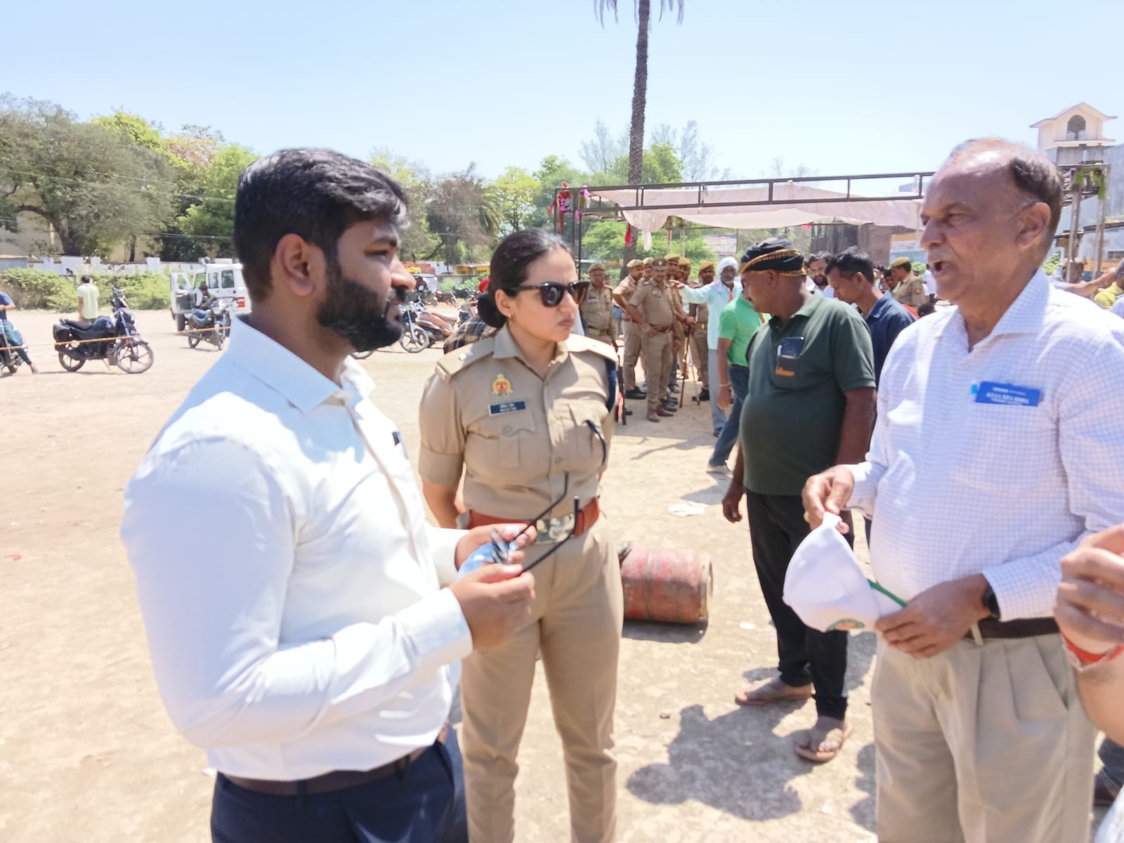 फोटाे- 14 घरेलू गैस सिलिंडर वितरण केंद्र में उपभोक्ताओं को लाइन से लगवाता पीएसी जवान। संवाद फोटाे- 14 घरेलू गैस सिलिंडर वितरण केंद्र में उपभोक्ताओं को लाइन से लगवाता पीएसी जवान। संवाद