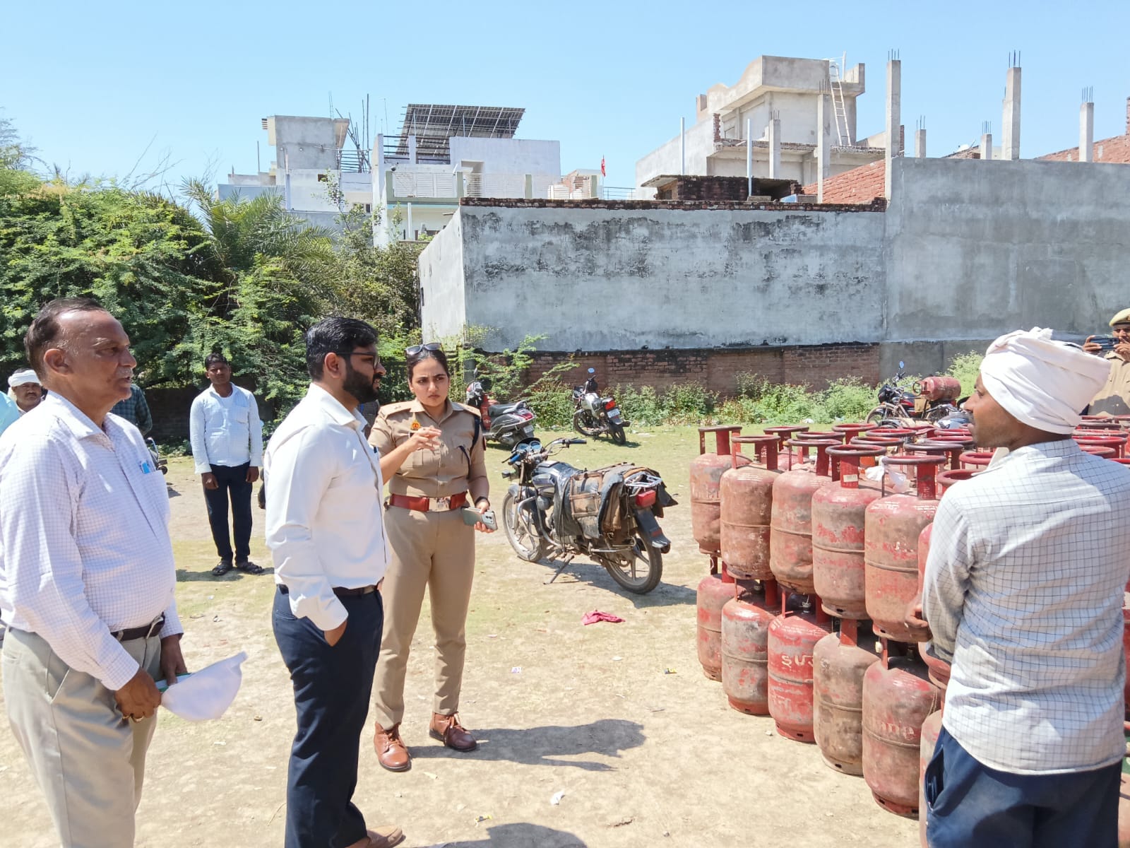 फोटाे- 14 घरेलू गैस सिलिंडर वितरण केंद्र में उपभोक्ताओं को लाइन से लगवाता पीएसी जवान। संवाद फोटाे- 14 घरेलू गैस सिलिंडर वितरण केंद्र में उपभोक्ताओं को लाइन से लगवाता पीएसी जवान। संवाद