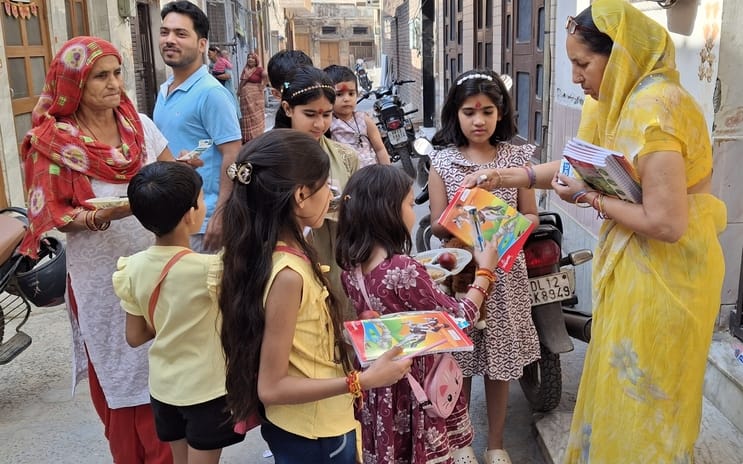 फोटो- 57: अष्टमी पर्व पर भोजन ग्रहण करने के बाद प्रसाद लेकर जाती कंजक। संवाद