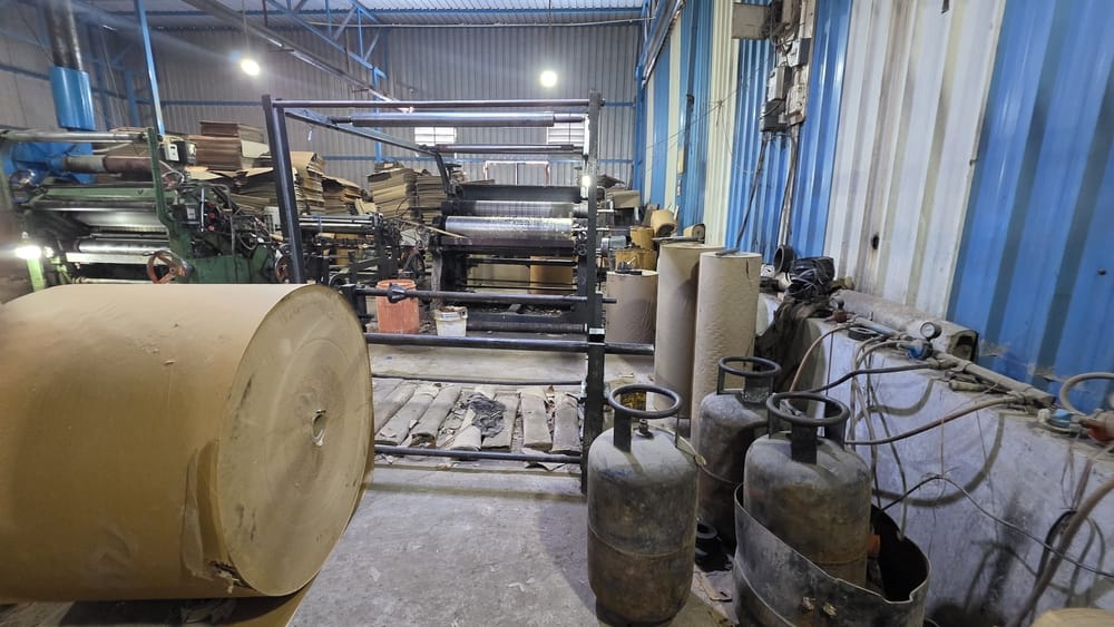 फोटो-61: बहादुरगढ़ में सिर पर सामान लादकर अपने गंतव्य की ओर जाता श्रमिक परिवार। संवाद