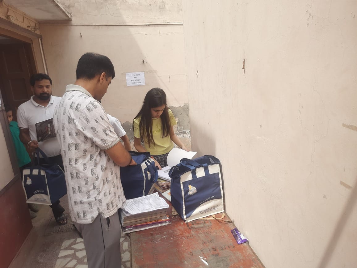 फोटो : सोनीपत के मॉडल टाउन में निजी प्रकाशकों की महंगी किताबें खरीदने पहुंचे अभिभावक। संवाद