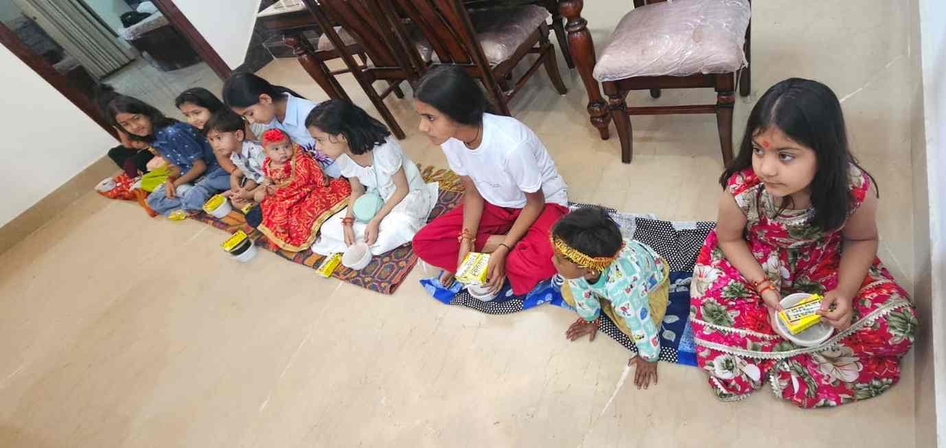 फोटो : सोनीपत के सेक्टर-15 में चैत्र नवरात्र की अष्टमी तिथि पर कंजक पूजन करती डॉ. निकिता गर्ग। 