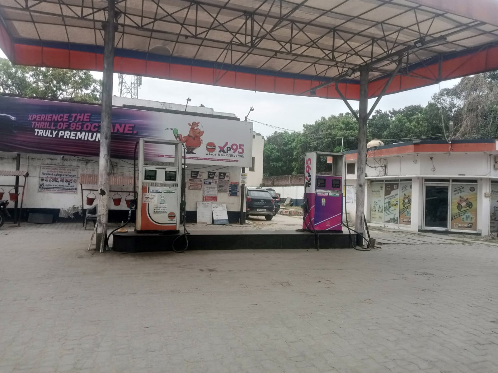 गोला में साईं फिलिंग स्टेशन पर ट्रैक्टर-ट्राॅली में ड्रम लेकर डीजल लेने की आपाधापी। संवाद गोला में साईं फिलिंग स्टेशन पर ट्रैक्टर-ट्राॅली में ड्रम लेकर डीजल लेने की आपाधापी। संवाद
