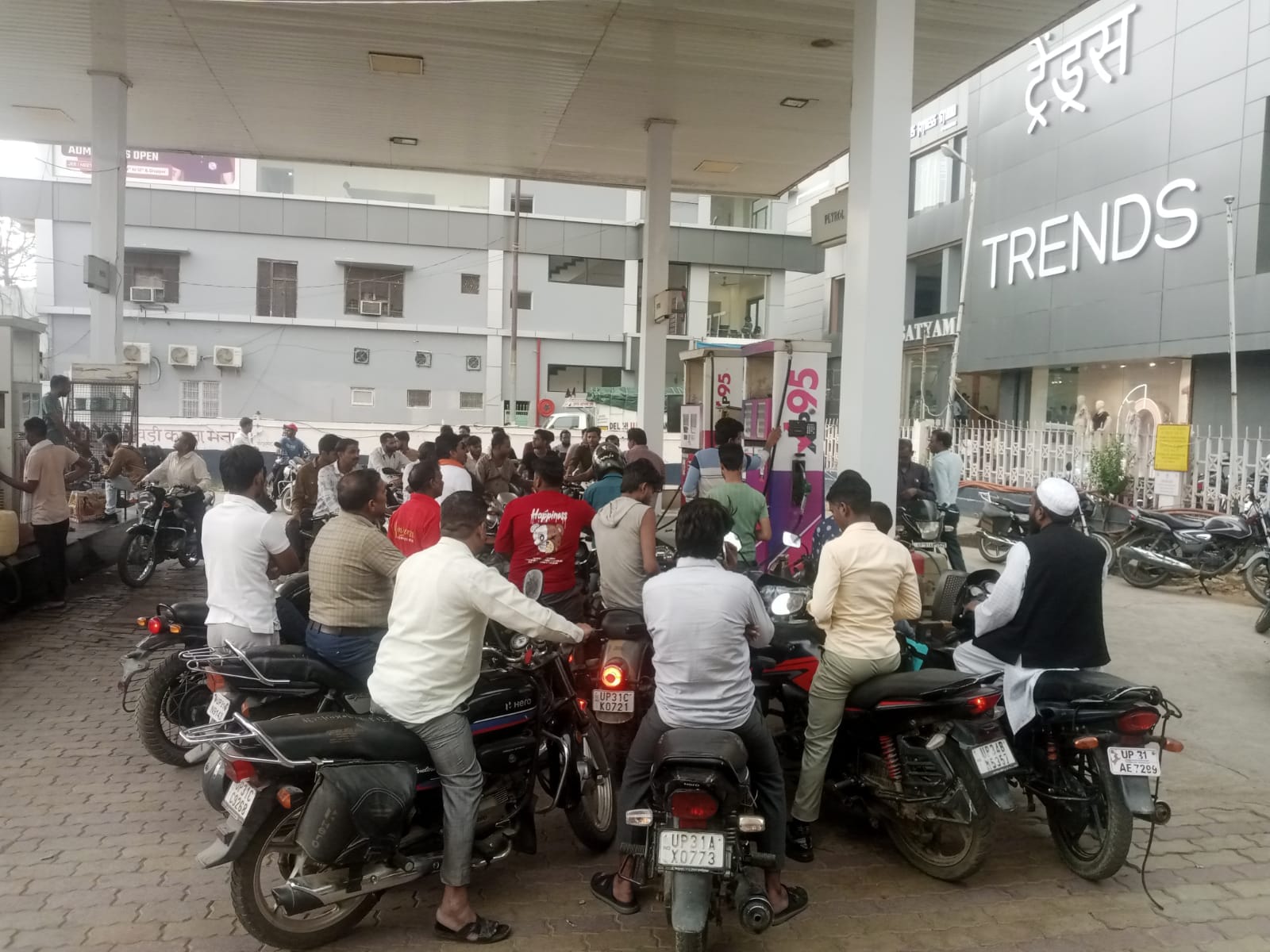 गोला में साईं फिलिंग स्टेशन पर ट्रैक्टर-ट्राॅली में ड्रम लेकर डीजल लेने की आपाधापी। संवाद गोला में साईं फिलिंग स्टेशन पर ट्रैक्टर-ट्राॅली में ड्रम लेकर डीजल लेने की आपाधापी। संवाद