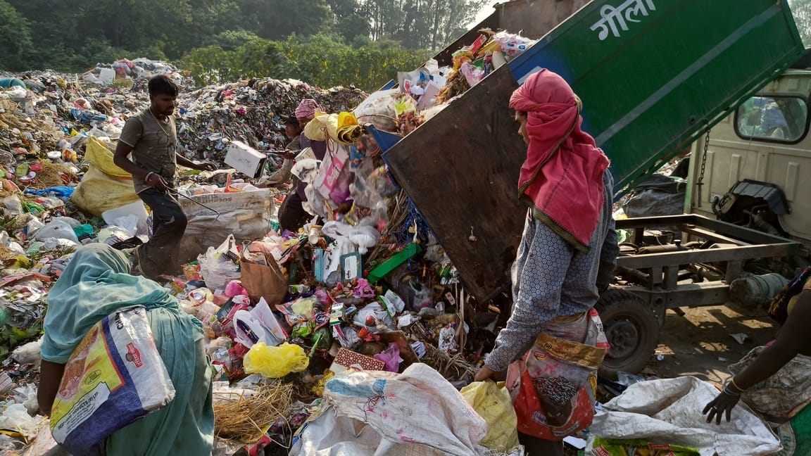 गुलाब नगर में बनाए गए डंपिंग प्वाइंट पर कूड़ा बीनते लोग। संवाद गुलाब नगर में बनाए गए डंपिंग प्वाइंट पर कूड़ा बीनते लोग। संवाद