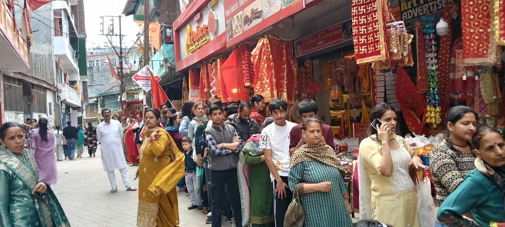 गीता आदर्श स्कूल में रामनवमी को लेकर आयोजित कार्यक्रम के दौरान प्रस्तुति देते बच्चे। संवाद