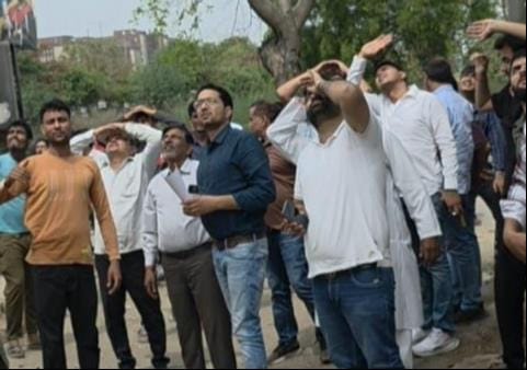 गांव असावरपुर में टावर पर चढ़े सुनील के परिजनों व ग्रामीणों से बात करते पूर्व डिप्टी सीएम दुष्य