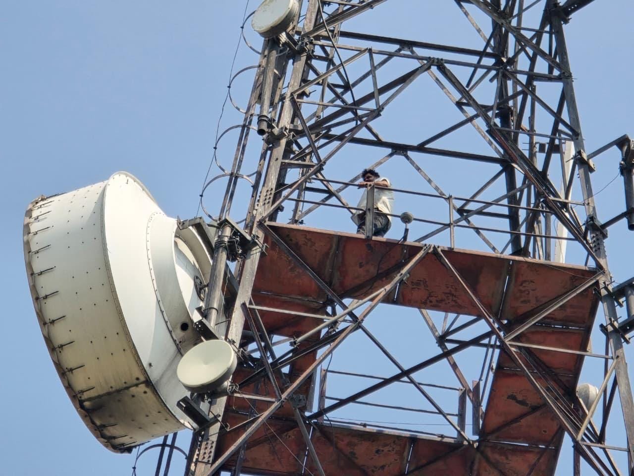 गांव असावरपुर में टावर पर चढ़े सुनील के परिजनों व ग्रामीणों से बात करते पूर्व डिप्टी सीएम दुष्य