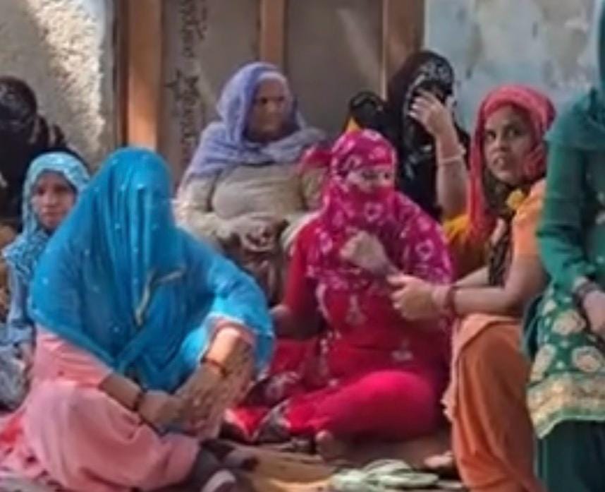 गांव असावरपुर में टावर पर चढ़े सुनील के परिजनों व ग्रामीणों से बात करते पूर्व डिप्टी सीएम दुष्य