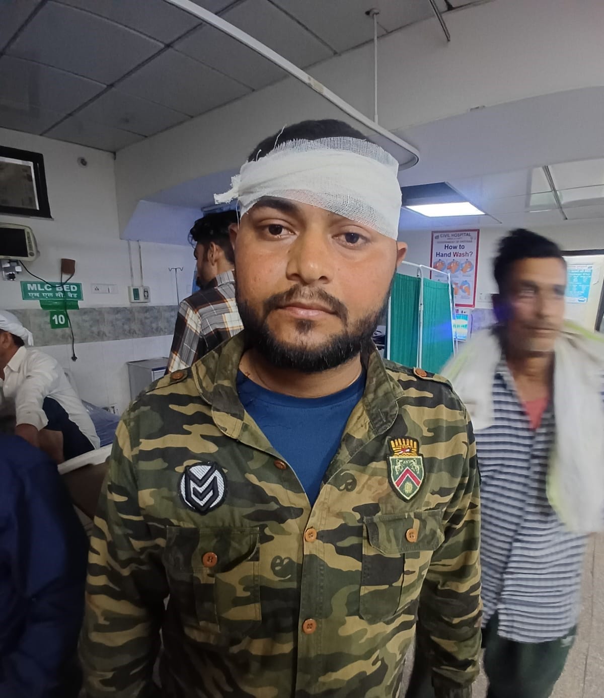 हमले में घायल  विजय छावनी के नागरिक अस्पताल में उपचाराधीन। संवाद