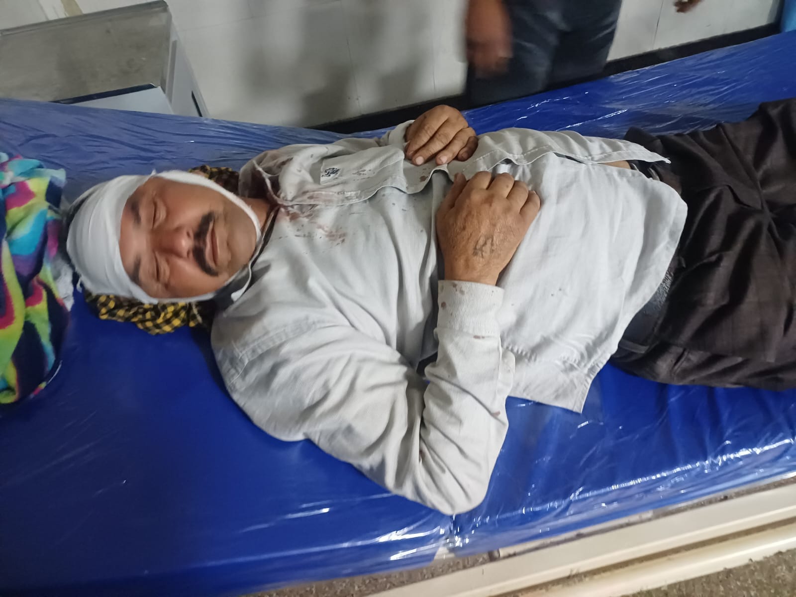 हमले में घायल  विजय छावनी के नागरिक अस्पताल में उपचाराधीन। संवाद