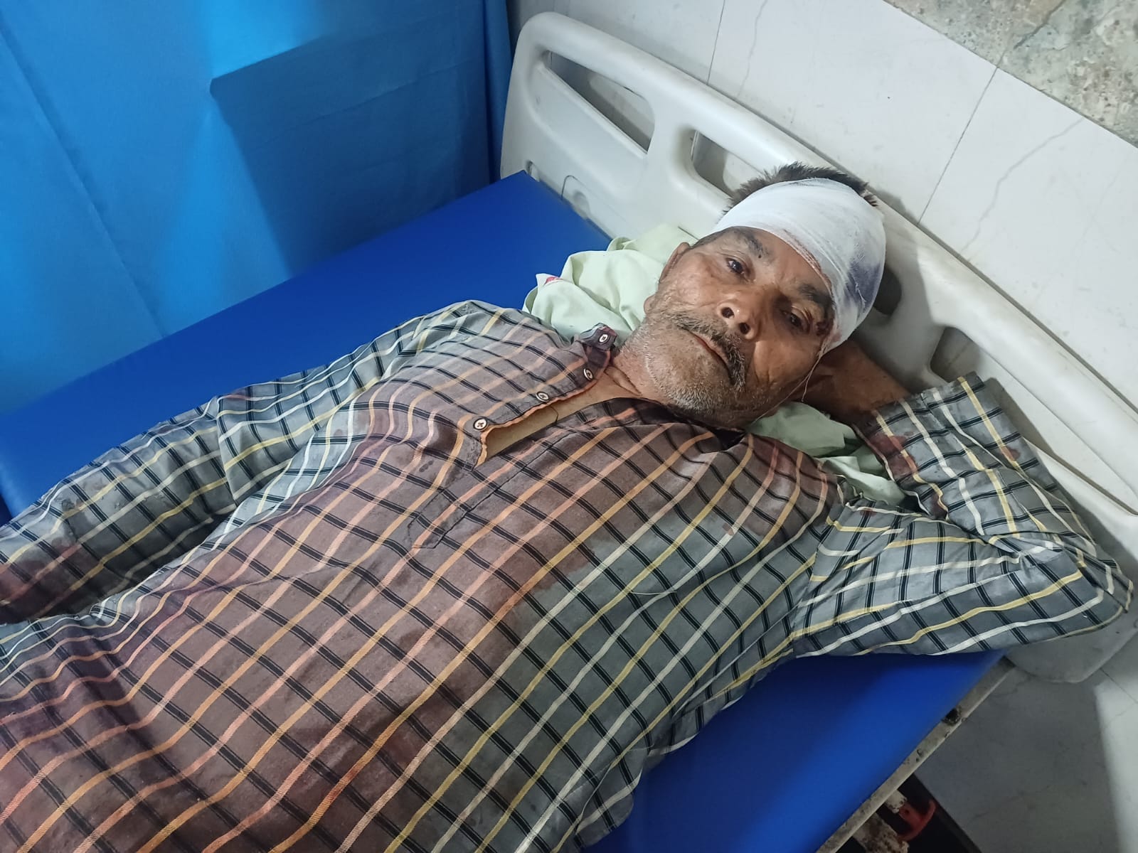 हमले में घायल  विजय छावनी के नागरिक अस्पताल में उपचाराधीन। संवाद