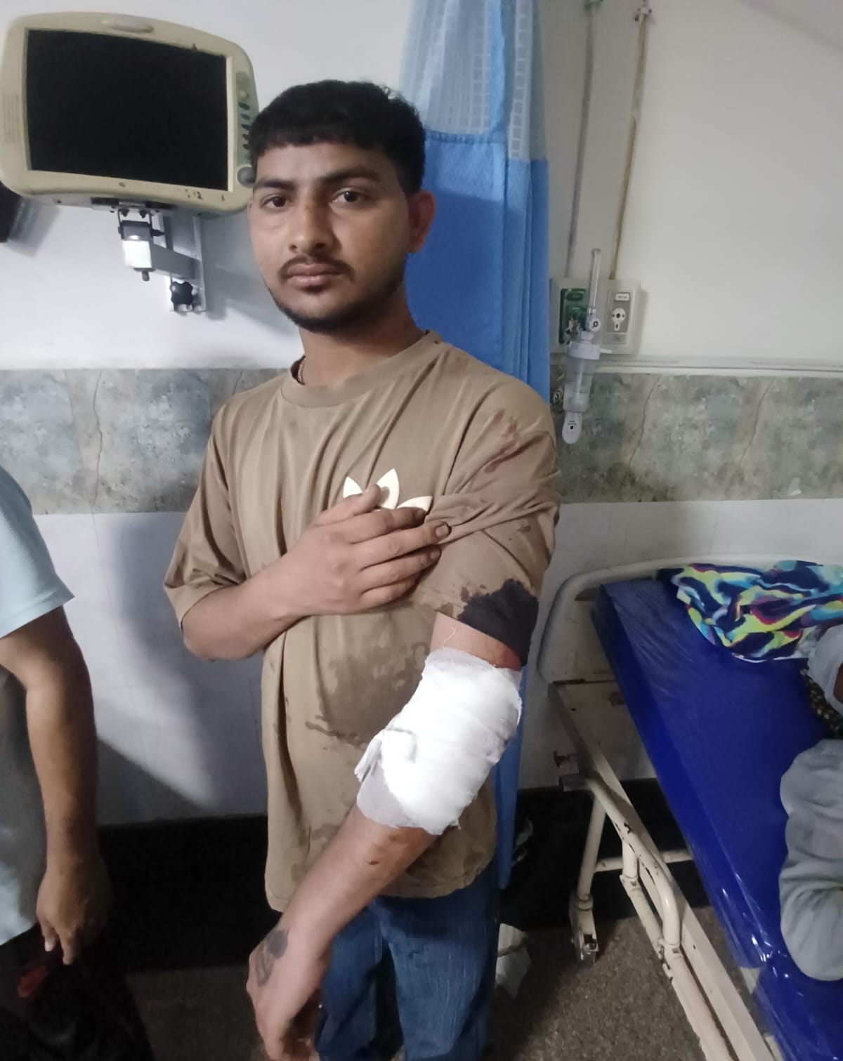 हमले में घायल  विजय छावनी के नागरिक अस्पताल में उपचाराधीन। संवाद