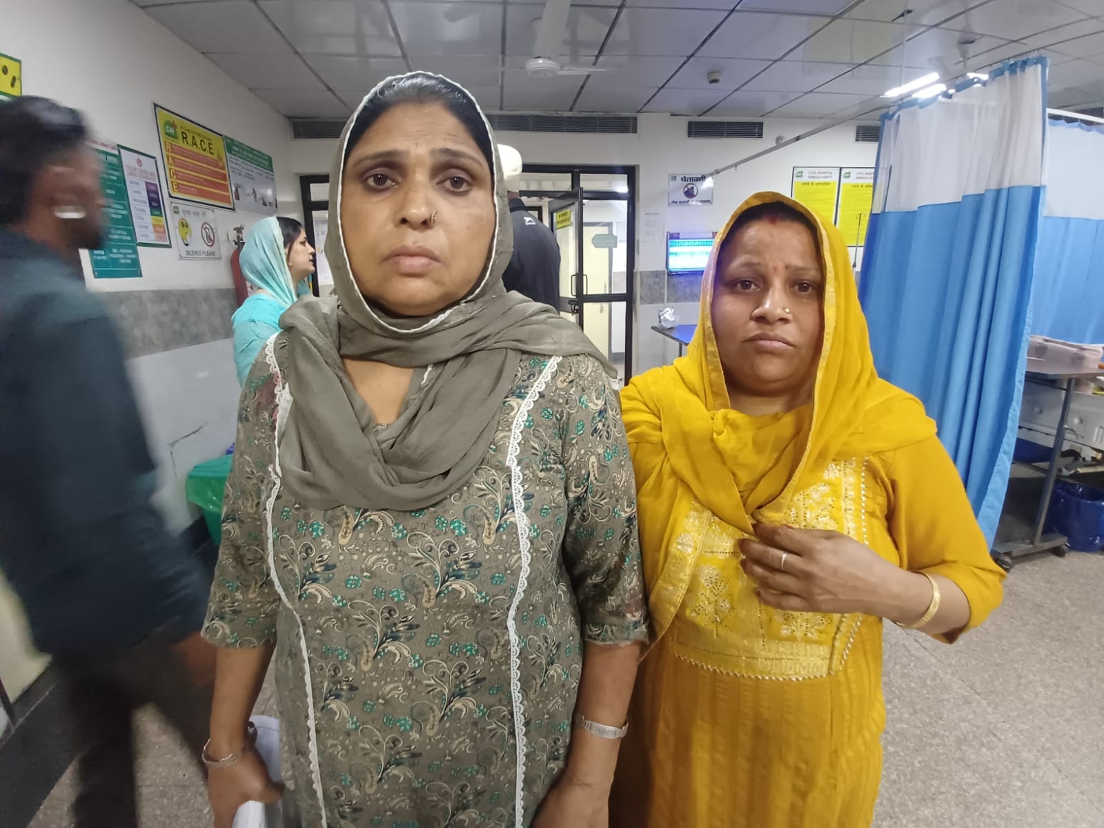 हमले में घायल  विजय छावनी के नागरिक अस्पताल में उपचाराधीन। संवाद