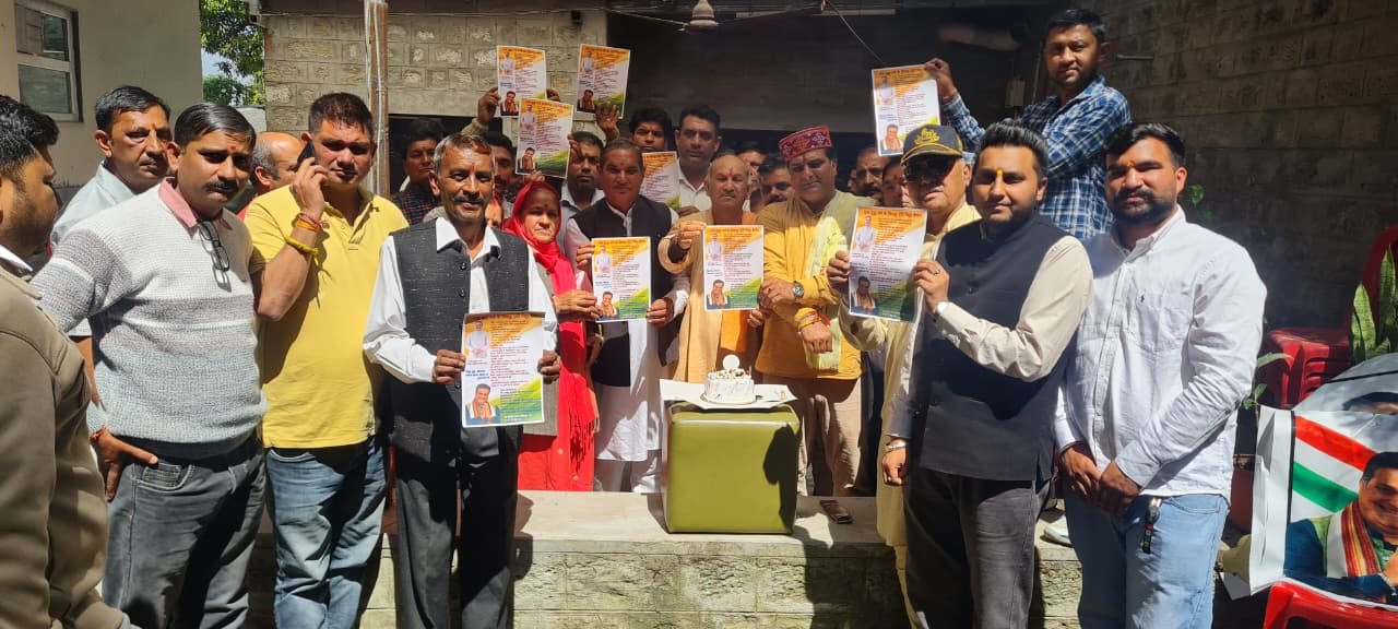 हमीरपुर में मुख्यमंत्री सुखविंद्र सिंह सुक्खू के जन्मदिन पर आयोजित रोजगार मेले में पंजीकरण करवा