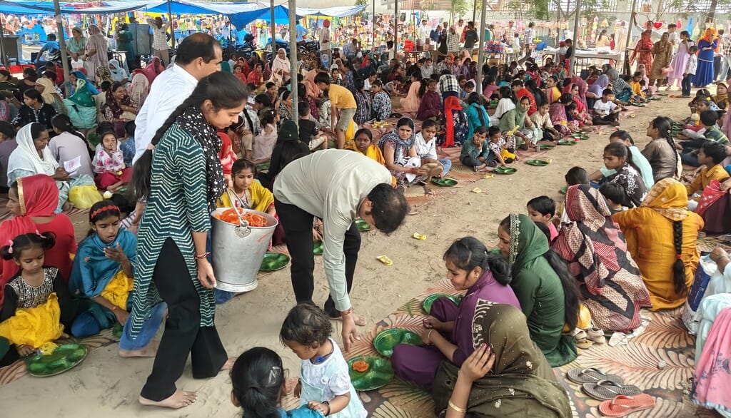 इस्माईलाबाद। गांव बालापुर कलावड़ स्थित माता बाला सुंदरी मंदिर में कतारों में लगे श्रद्धालु। संव इस्माईलाबाद। गांव बालापुर कलावड़ स्थित माता बाला सुंदरी मंदिर में कतारों में लगे श्रद्धालु। संव