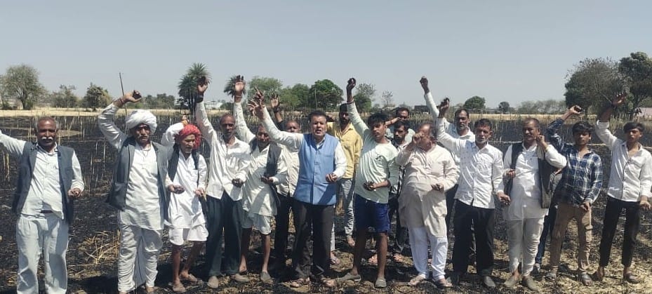 खेतों में लगी आग ने उजाड़े सपने