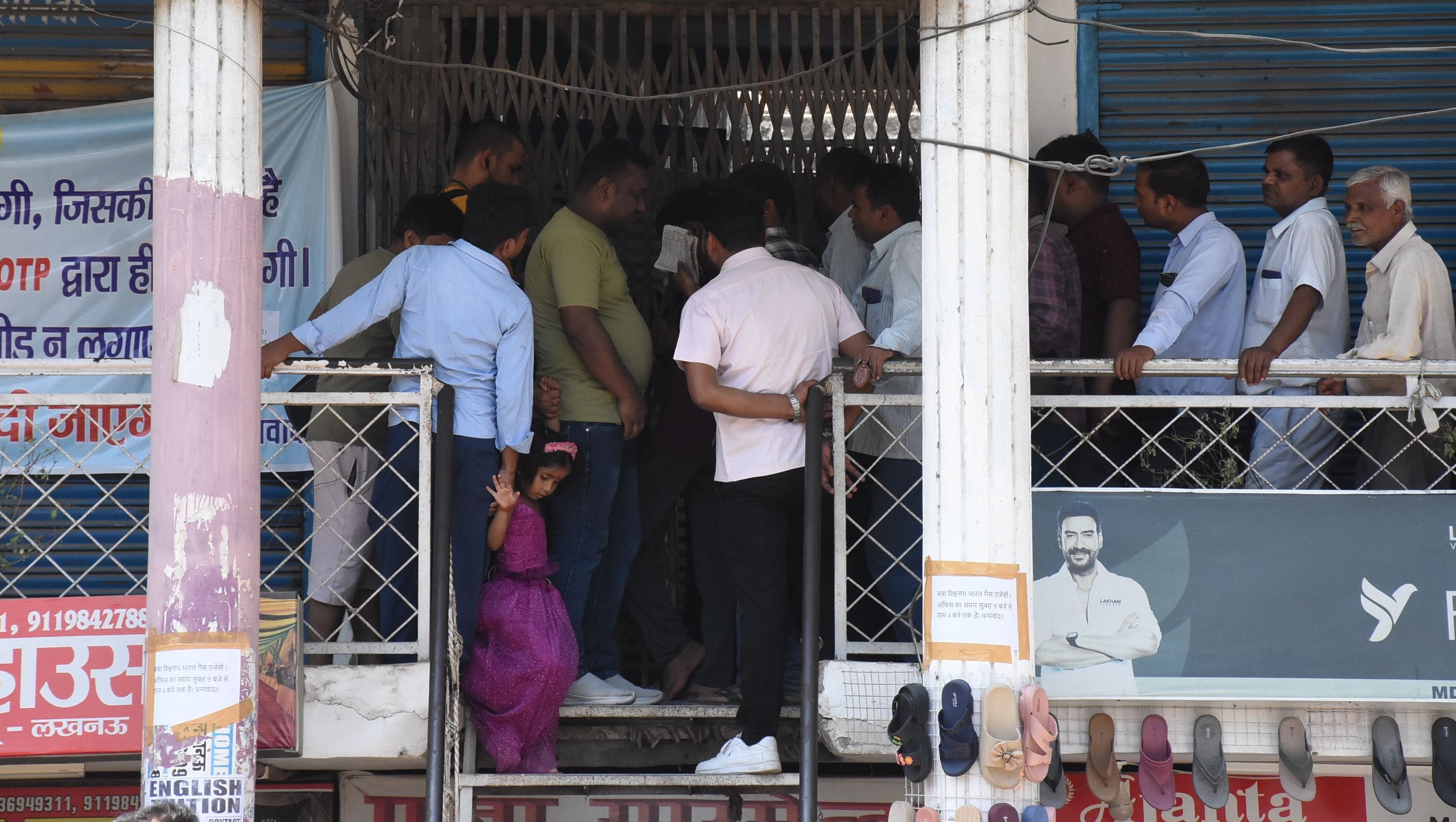 जानकीपुरम में गैस एजेंसी के बाहर लगी कतार। जानकीपुरम में गैस एजेंसी के बाहर लगी कतार।