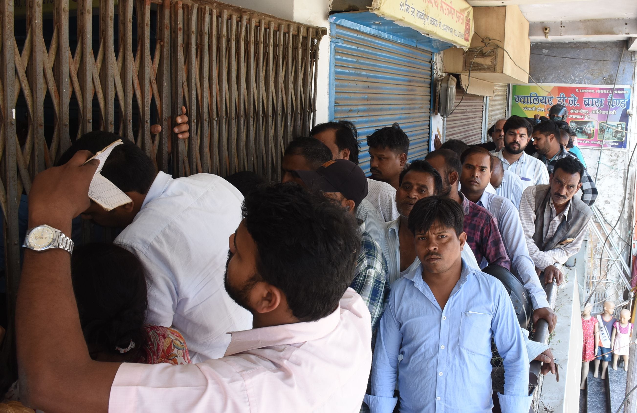 जानकीपुरम में गैस एजेंसी के बाहर लगी कतार। जानकीपुरम में गैस एजेंसी के बाहर लगी कतार।