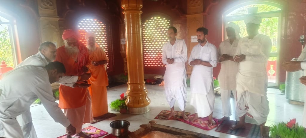 कंजकाओं को भोजन करवाते श्रद्धालु