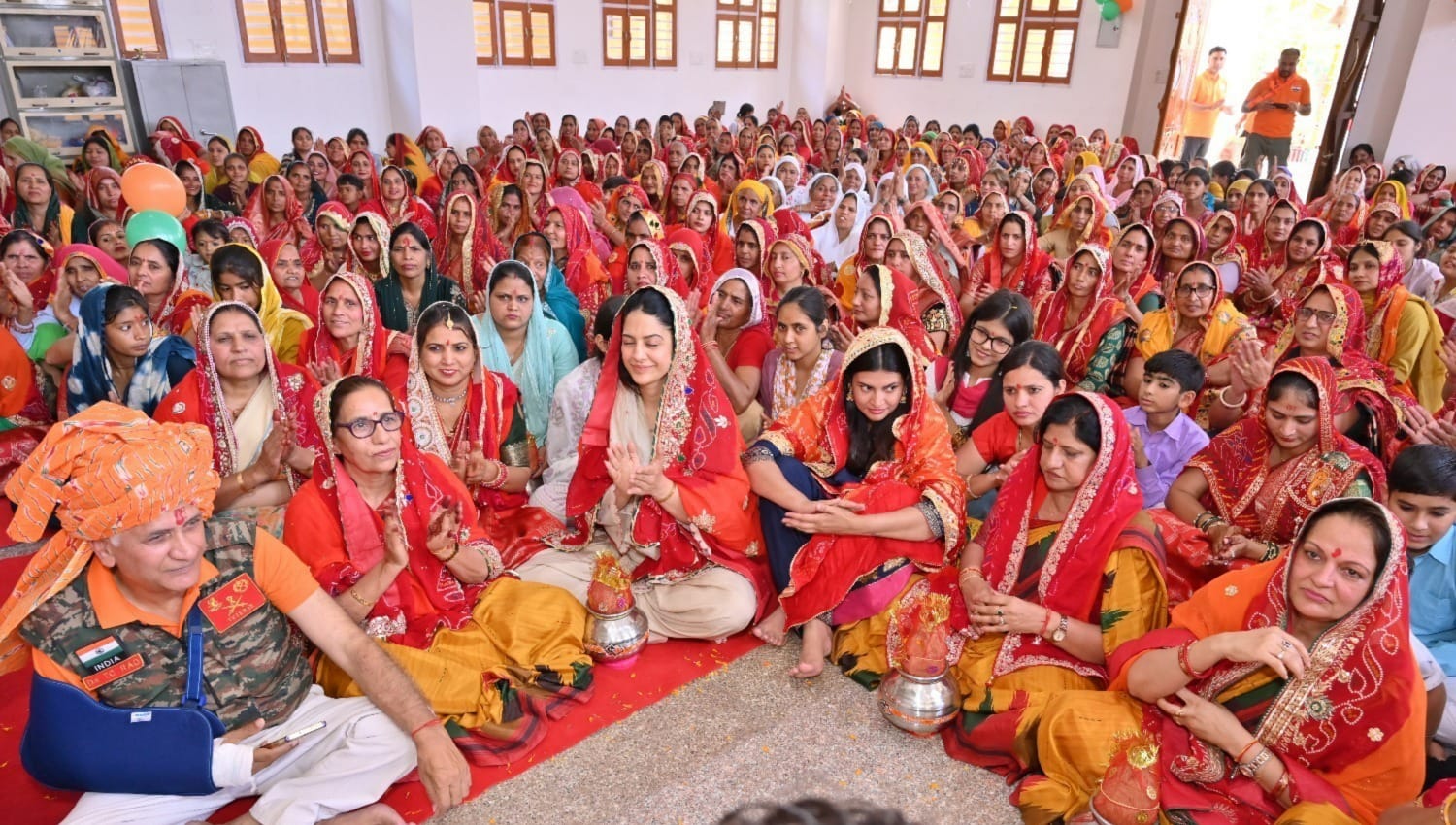 कलश यात्रा निकालतीं महिलाएं। संवाद