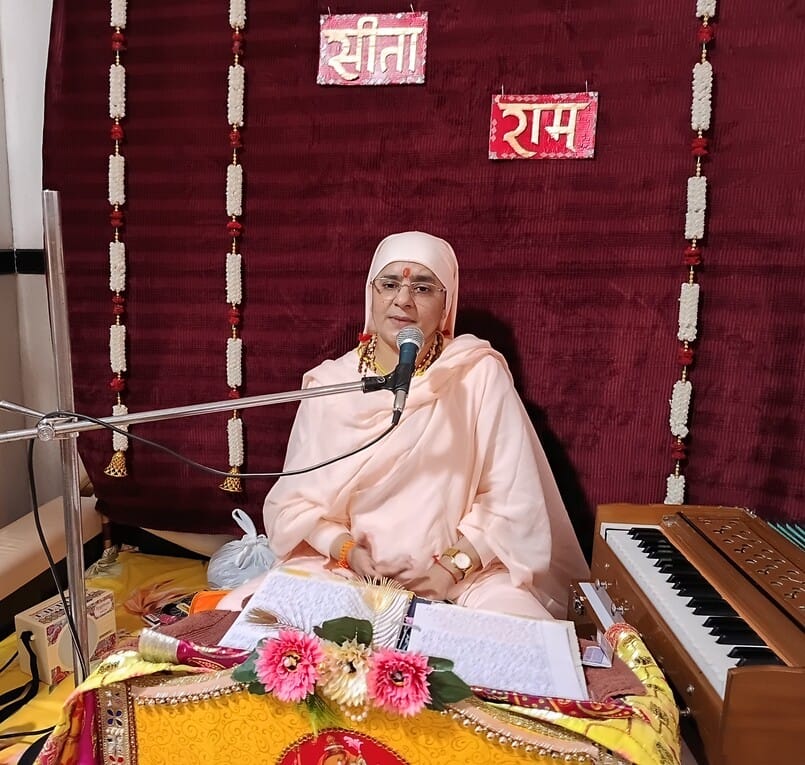 कुरुक्षेत्र। नंगली वाली कुटिया में श्रीराम कथा के दौरान प्रवचन करते संत वीणा पुरी। विज्ञप्ति