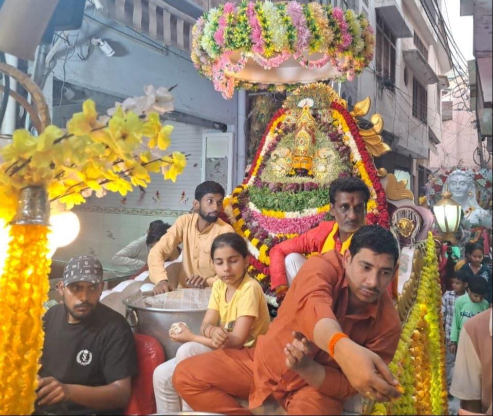 कैराना में श्री रामनवमी के अवसर पर शोभायात्रा में फूलों के रथ पर विराजमान श्री राम दरबार-संवाद