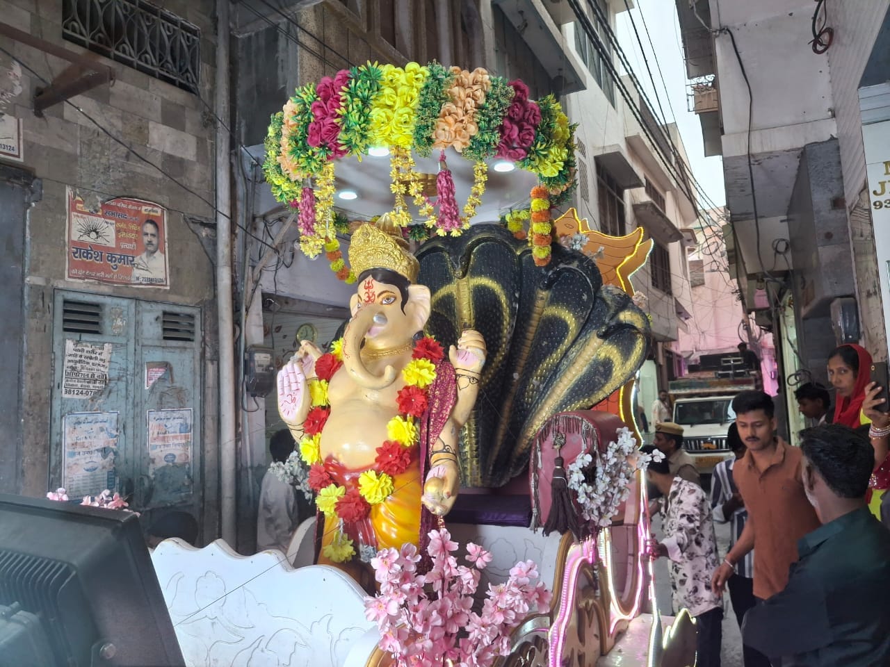 कैराना में श्री रामनवमी के अवसर पर शोभायात्रा में फूलों के रथ पर विराजमान श्री राम दरबार-संवाद